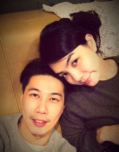 Ella和老公赖斯翔恩爱合影 人妻尽显女人味(图)