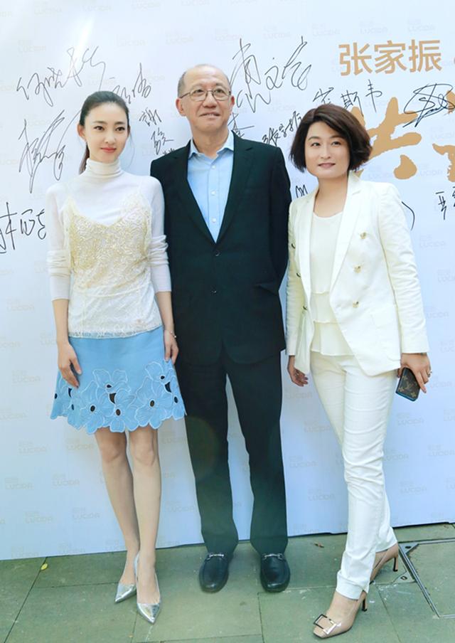 王丽坤淡雅白衫出席酒会 联手窦骁情遇百老汇