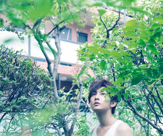 炎亚纶为新碟失眠急瘦7公斤 反璞归真穿白背心