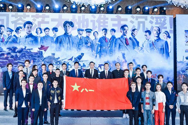 刘昊然被炮火洗礼经历难忘 敬礼标准荣当军旗手