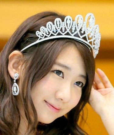 AKB48柏木由纪头戴3亿日元婚纱头冠出席活动