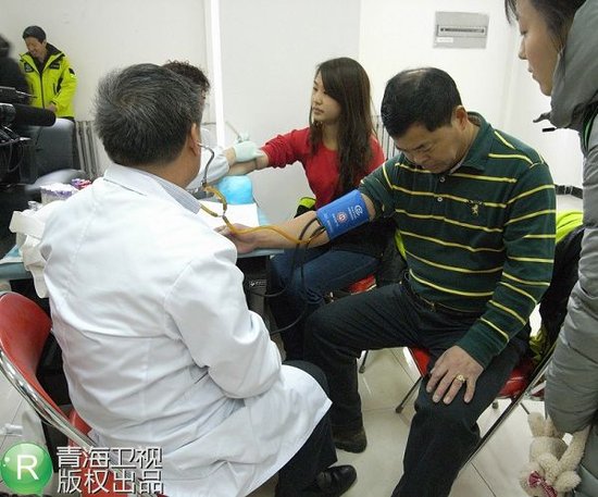 青海卫视高原冰冻选手体检 金松浩身体亮红灯