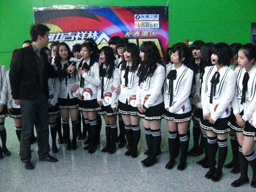最萌萝莉报名《合唱团》 学院风引爆全场_娱