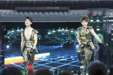 东方神起巡演日产体育馆举行 开外国歌手先河