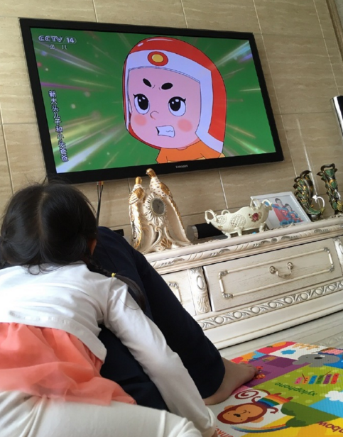 被甜馨趴在腿上看动画片 贾乃亮骄傲得不行了