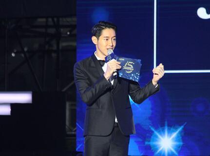 陈正飞主持华语电影传媒大奖 赵薇获最佳女主