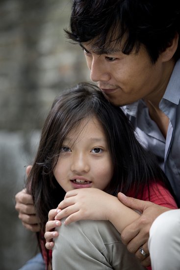 《夜莺》秦昊演慈爱父亲 因宠孩子与妻子起争执