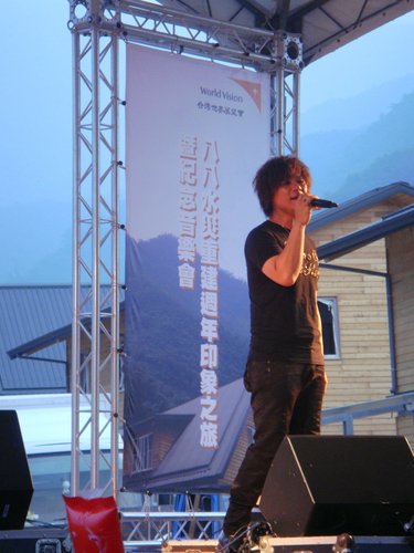 杨培安唱《我相信》 鼓励八八水灾民众重建家