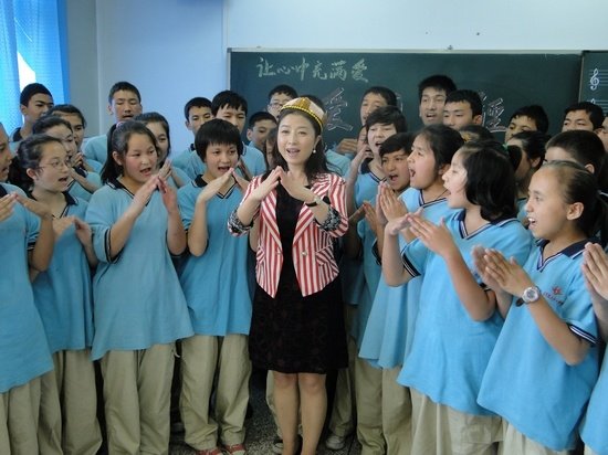 群星献唱援疆晚会 刘媛媛和学生欢度音乐课(图