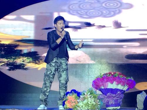 姜育恒云飞献唱 《父亲的草原母亲的河》获赞