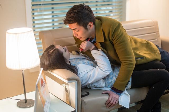 《神犬小七》上演T台秀 郭碧婷和萌宠打成一片