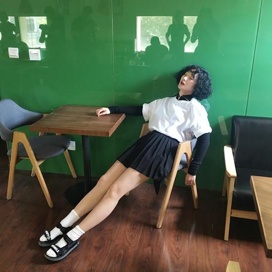 张瑶穿学生制服似少女 “葛优躺”暴露逗比本性