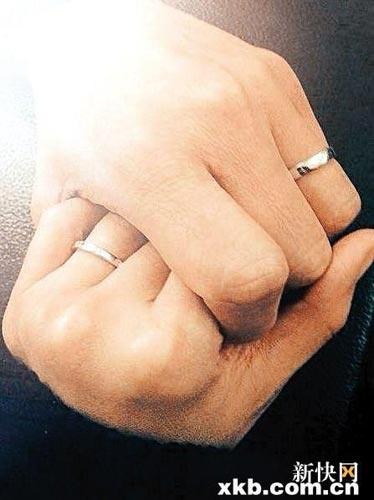 徐若晒婚戒承认已婚 上月已在新加坡完成登记