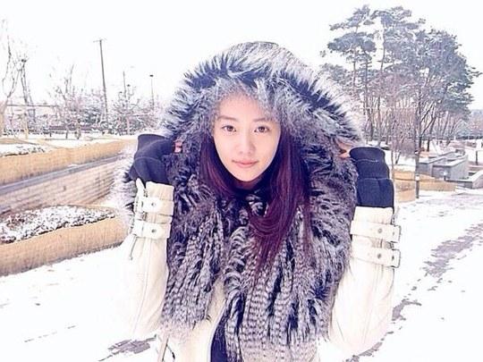 《急诊男女》Clara拍雪景照 显清纯气质(图)