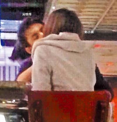 31岁女主播当街舌吻18岁混血男 称是打招呼方式