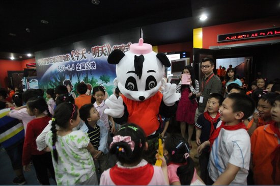 《今天明天》进校园杀血路 首周票房过千万