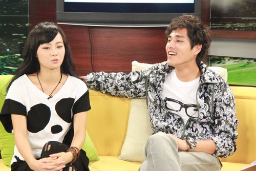 《丝丝心动》主创做客 蓝正龙张嘉倪诠释爱情