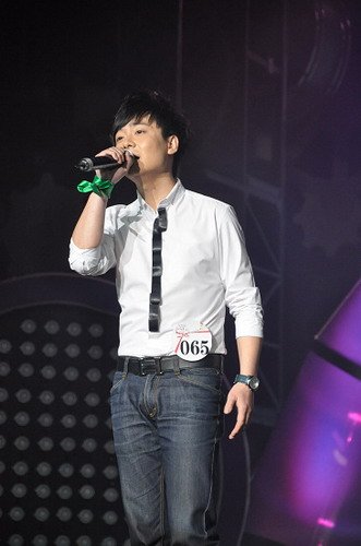 成都快男唱响《希望之声》 歌声纪念地震2周年
