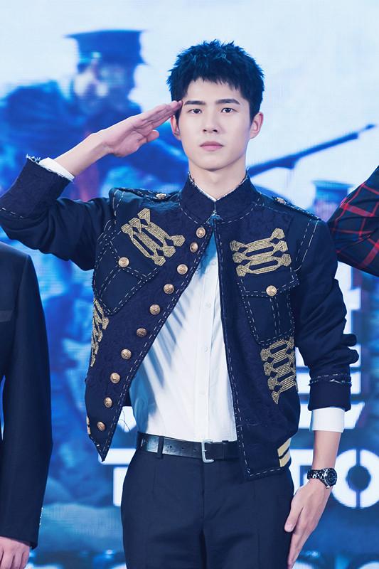 刘昊然被炮火洗礼经历难忘 敬礼标准荣当军旗手