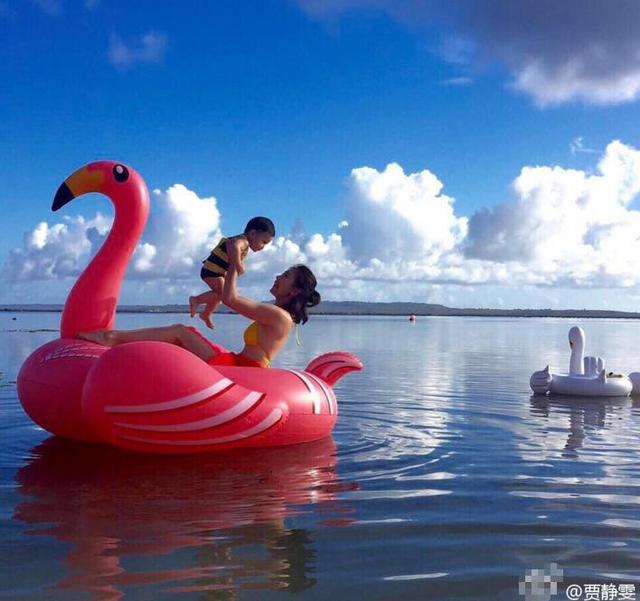 贾静雯抱咘咘飞高高!辣穿比基尼水上漂浮超美