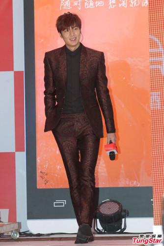 李敏镐为马航失联班机祈福：感到不幸和心痛