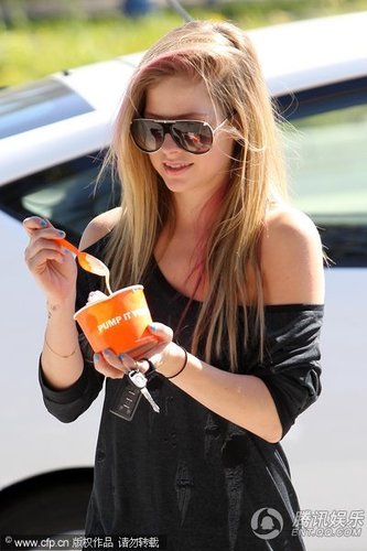 艾薇儿当街喝酸奶任拍 小露香肩尽显妩媚美态【图】