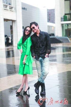 印小天边潇潇陈思成佟丽娅 剧组里打打闹闹的