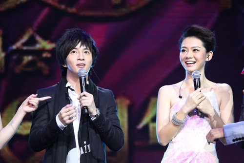 佟丽娅等嘉宾一起获得了风尚人气明星奖的肯定,她还与薛之谦一起带