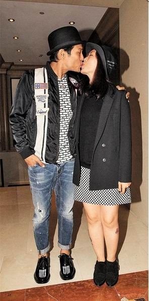 51岁杜德伟与小24岁嫩妻庆纸婚 大方亲嘴秀恩爱