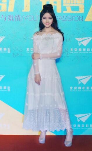 高瑕亮相北京青年影展闭幕式 白色蕾丝长裙吸睛