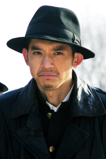 金俊秀《冬日惊雷》热拍 搞笑绑匪变身胆小特务