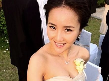 朱玟晞亦古亦今显温婉 《情定大饭店》白纱曼妙