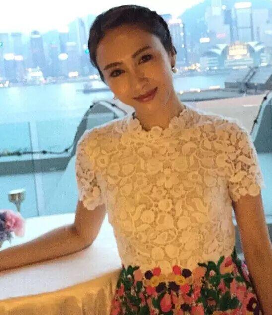 44岁 黎姿 搂着康复的 弟弟  经过太多苦难还这么