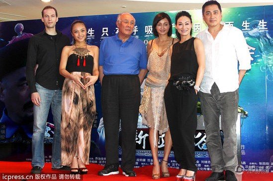 《新红河谷》举办发布会 惠英红秀哈尼族舞蹈