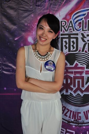 天籁之声白衣女性感亮相 男评委低头不敢看