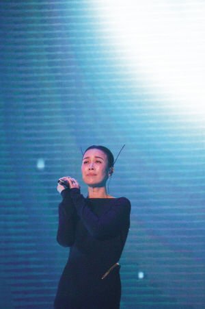 那英巡演南京站举行 逗笑歌迷唱哭自己(图)