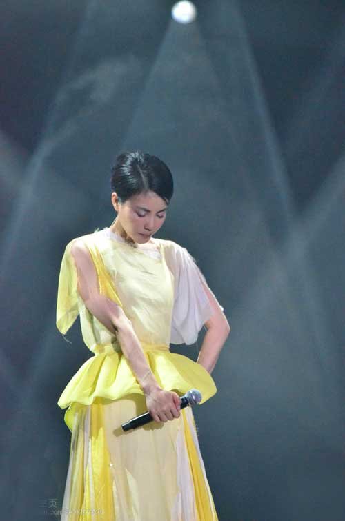 组图:王菲厦门演唱会遭暴雨 绵羊装白丝袜爆棚