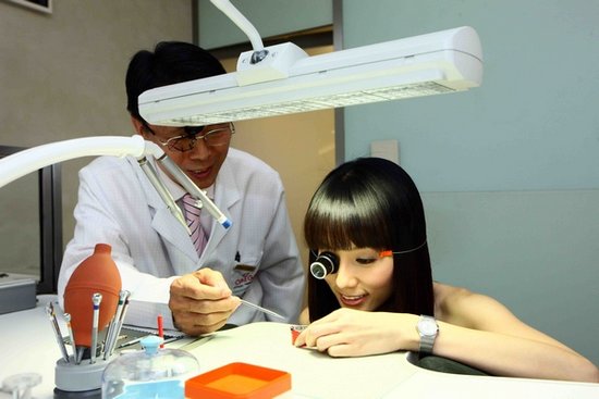 新加坡当家花旦林湘萍 斜肩礼服亮相京城(图)