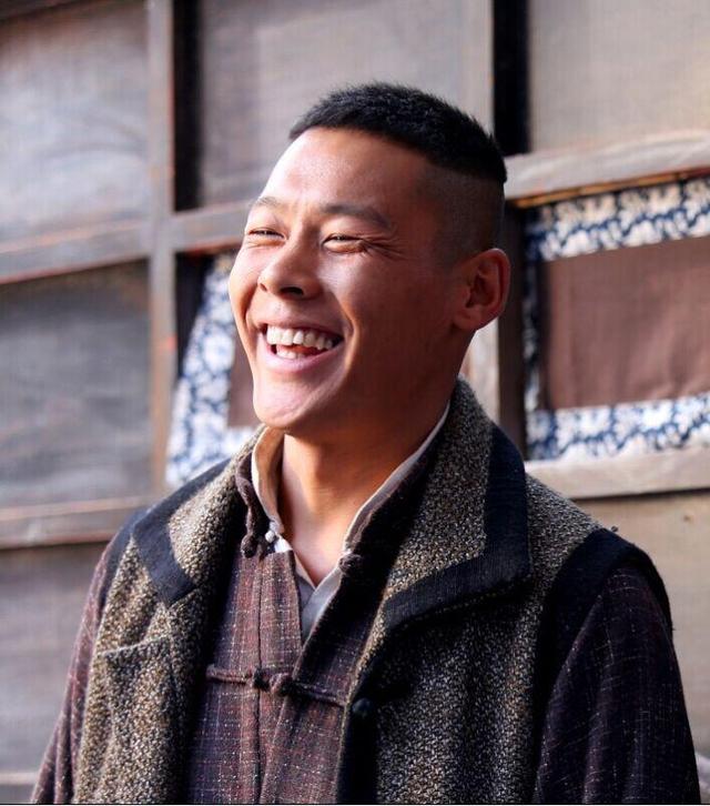 张莘荣《绝漠天啸》持大刀 再现草根英雄