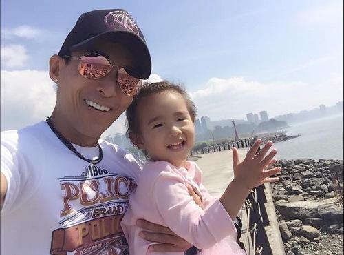 天王潘若迪宠爱女儿潘多拉 真人秀邀约找上门