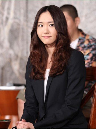 新垣结衣出席发布会 《全开GIRL》首次穿上婚