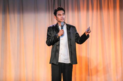 袁弘为昆曲艺术献出“第一次” 临上舞台出状况