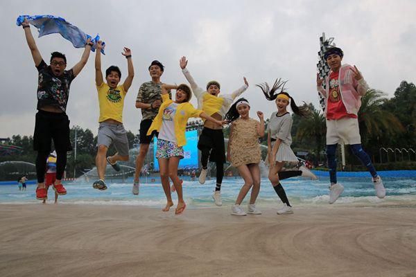 《活力大冲关》湿身诱惑 明星网红水中疯狂