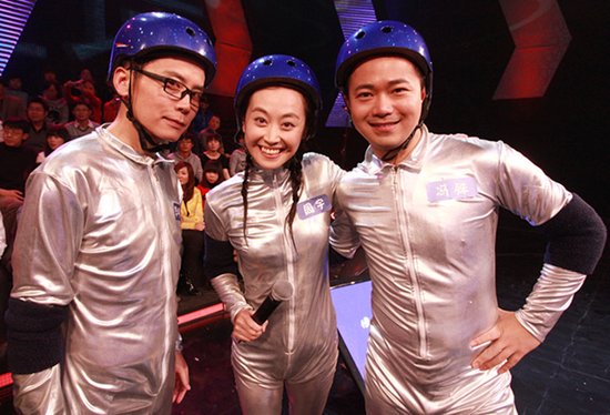 《墙来啦》主持人空降到现场 冯殊现场报天气