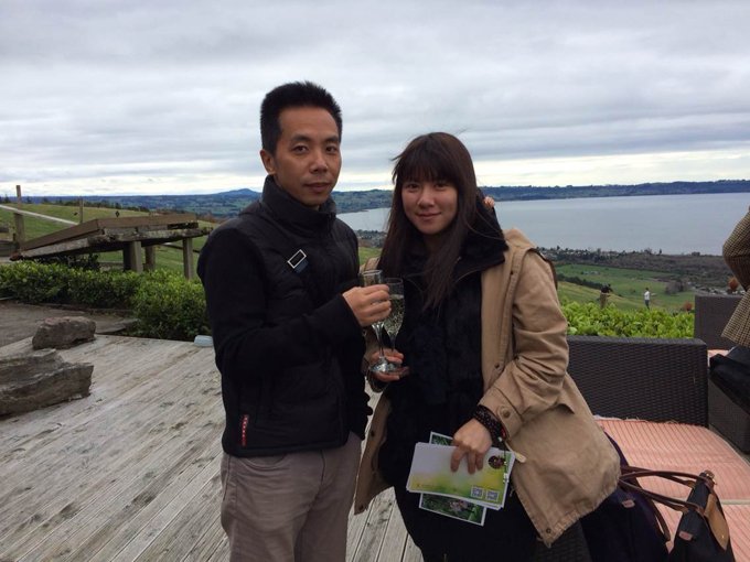 《爸爸去哪儿》杀青宴,谢涤葵与工作人员合影。 《爸爸去哪儿》杀青宴,谢涤葵与工作人员合影。