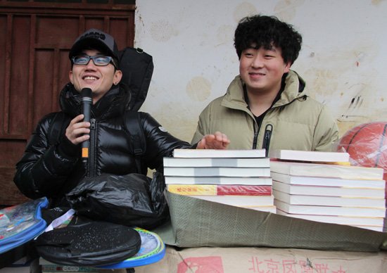 金志文加盟小桔灯公益行 创作正能量校歌