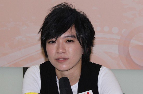 张芸京举行首场内地歌友会 现场大玩互动游戏