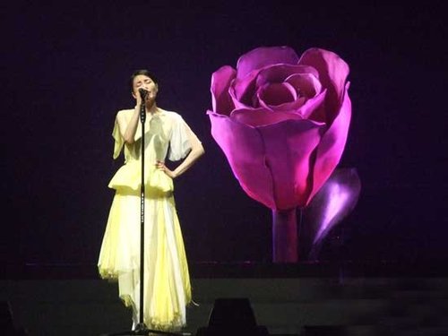 组图:王菲厦门演唱会遭暴雨 绵羊装白丝袜爆棚