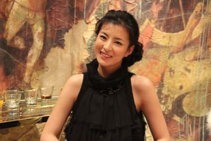 杨紫彤优雅亮相时尚活动明眸皓齿笑容迷人