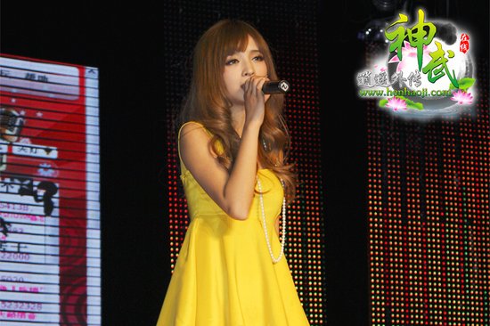 网络明星小虎牙 放声《神武》快乐主题曲